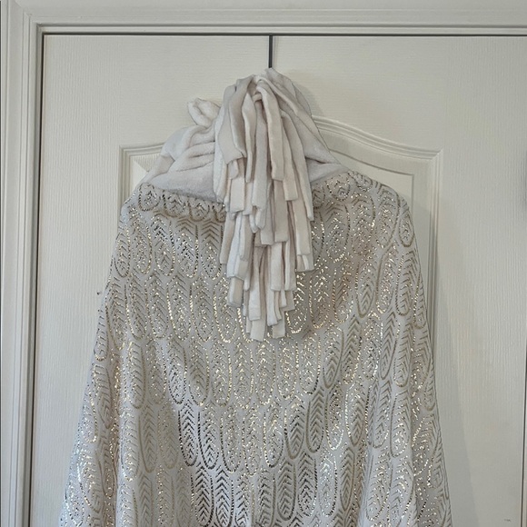 Cozy Cream Cape Unicorn Hooded Blanket with pockets - Picture 8 of 8